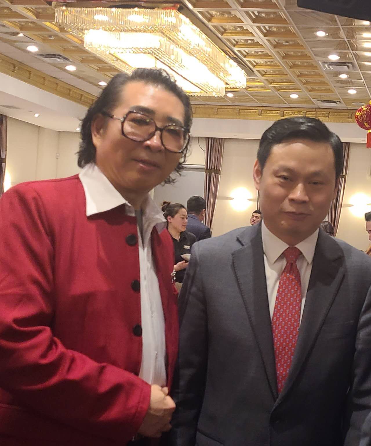 与中国领事馆副总领事程洪波